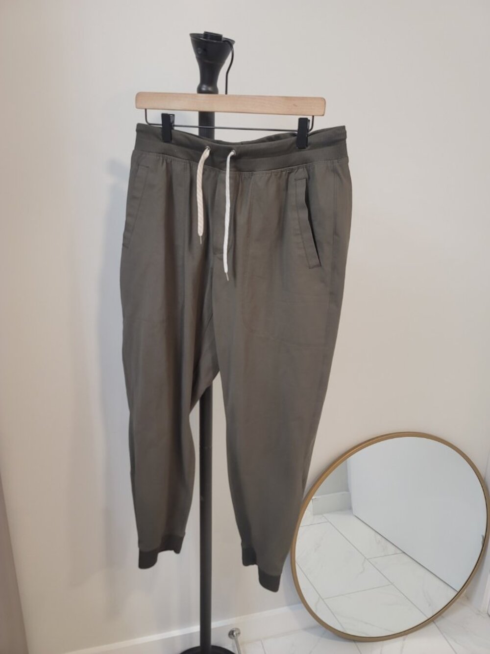 Vuori Meta Joggers Mens Xl Green 30" Performance Pants Drawstring V436